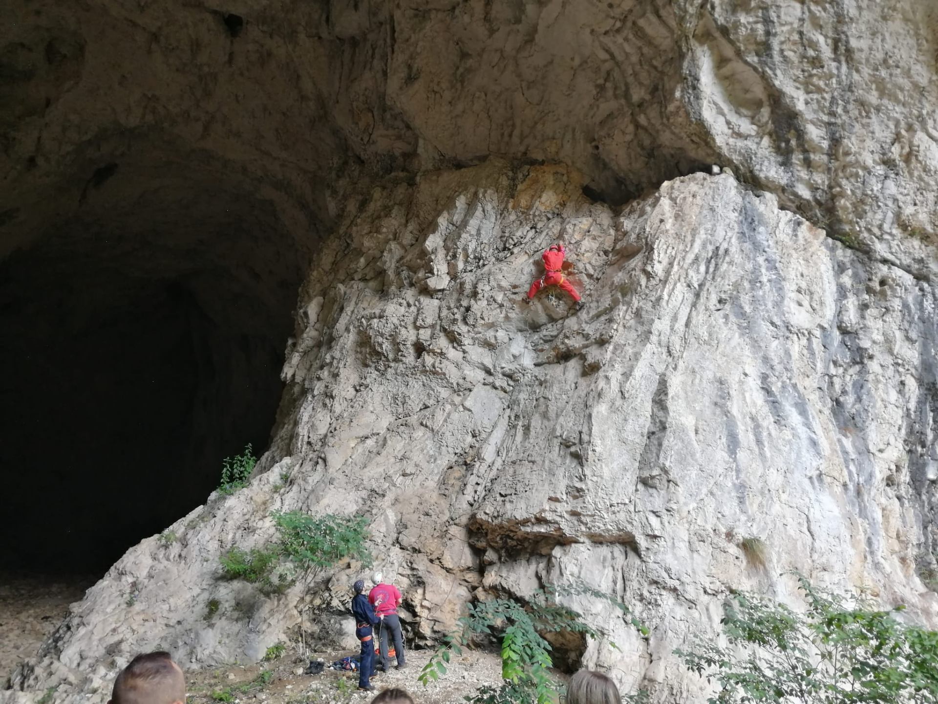 Pogled na ulaz u pećinu spolja