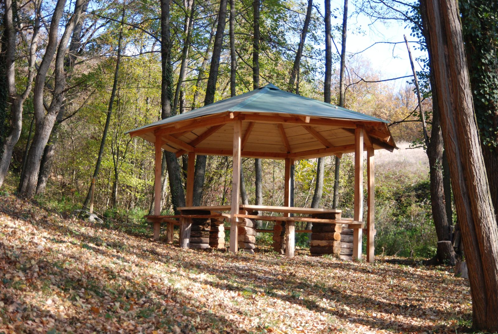 Nadstrešnica i prostor za odmor kod Dubočke pećine