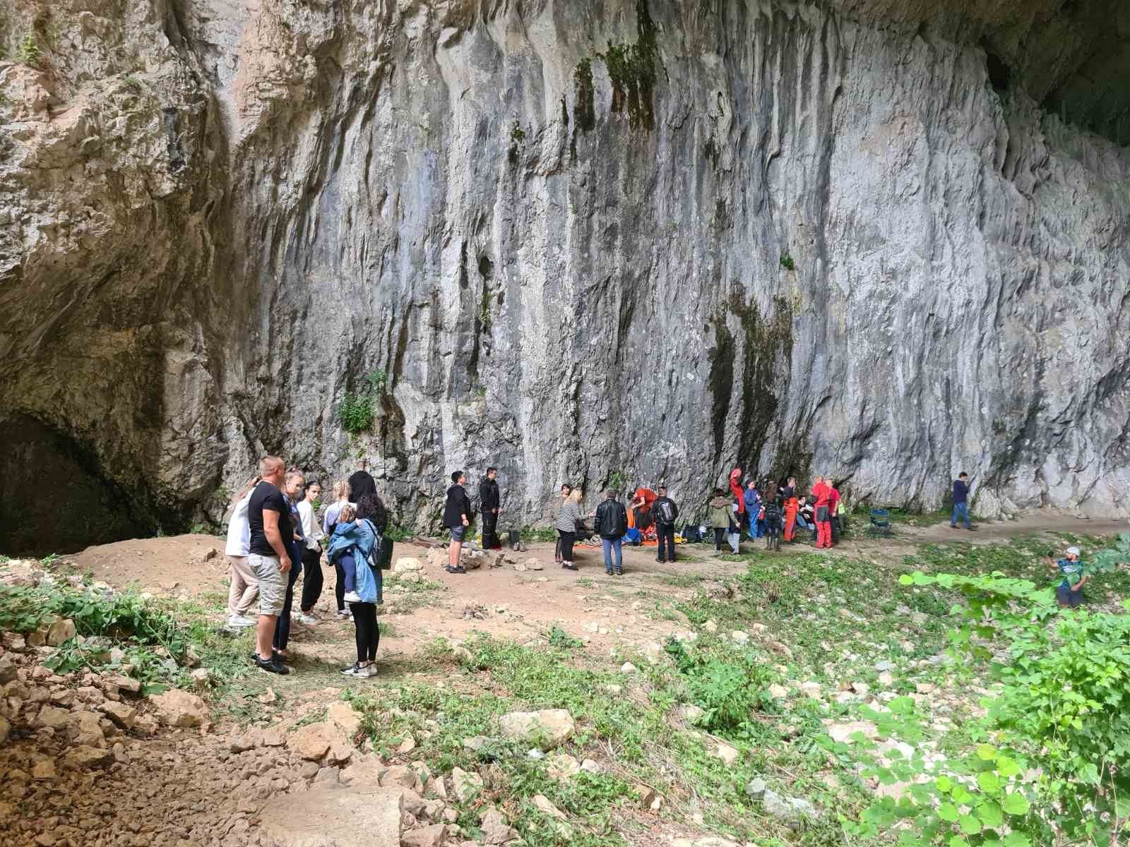 Posetioci u Dubočkoj pećini