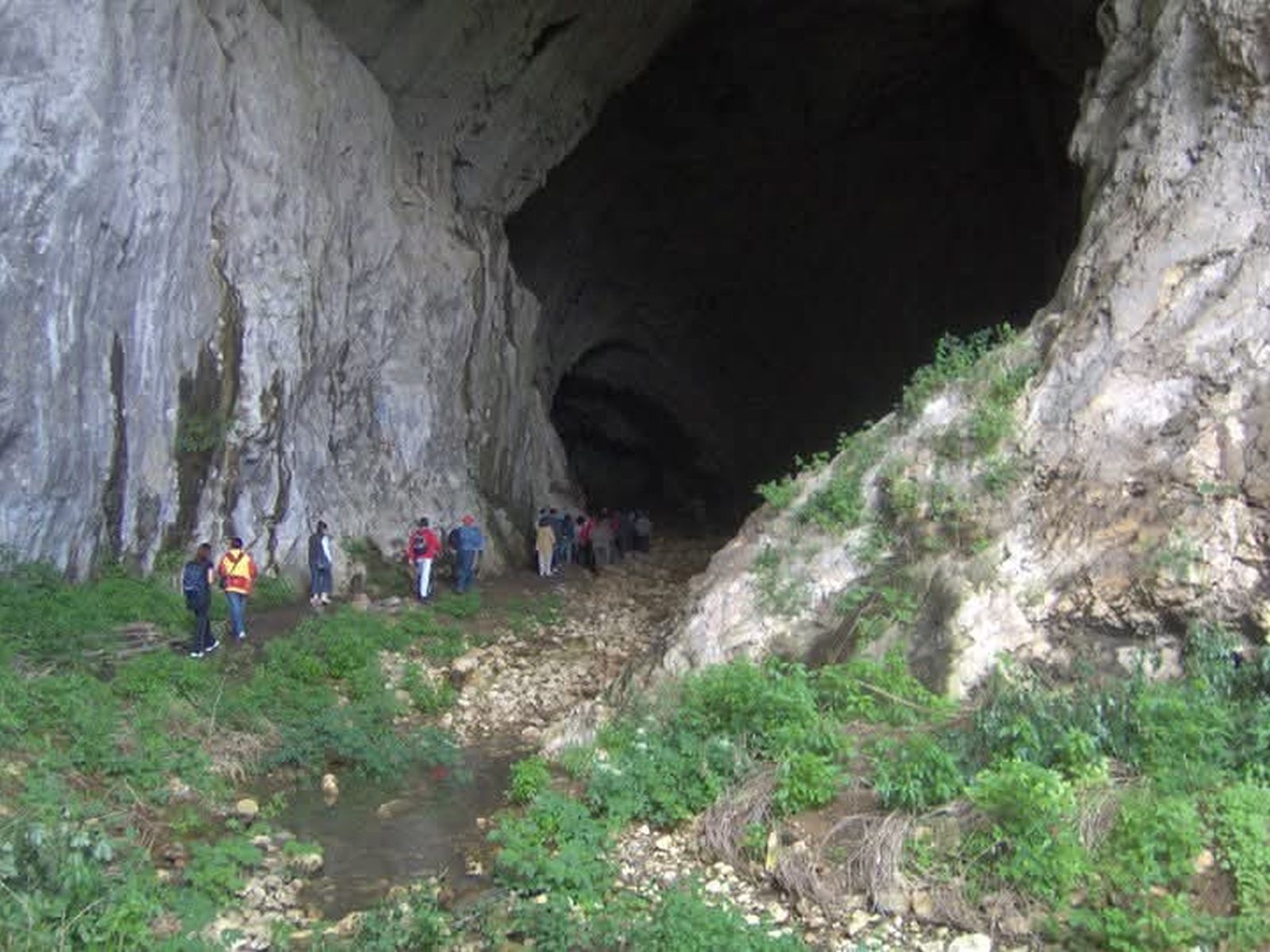 Posetioci na ulazu u pećinu