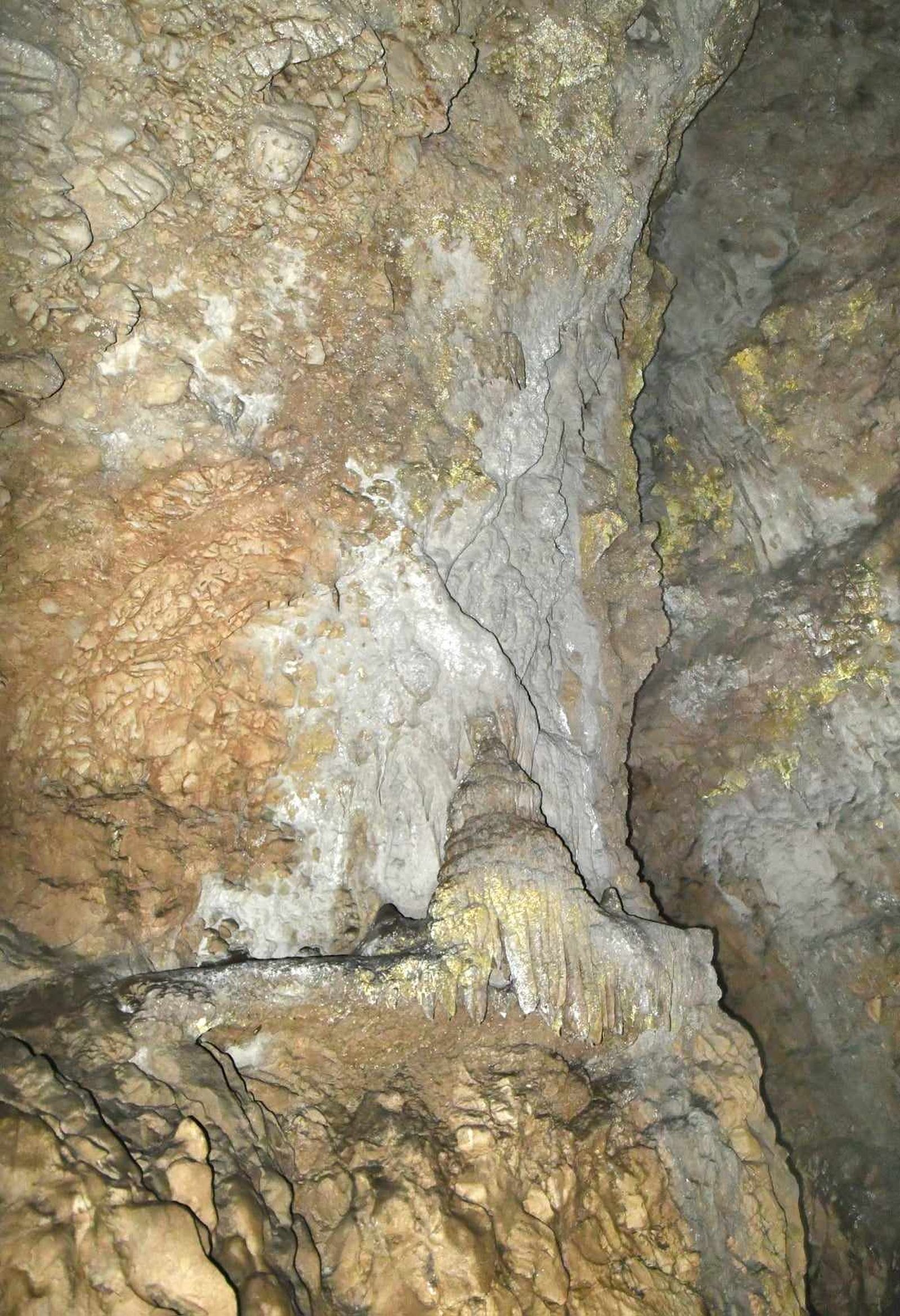 Voda u pećinskom kanalu